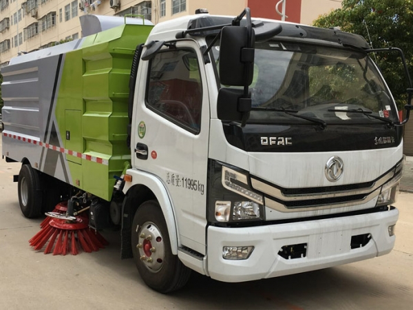 國(guó)六多利卡D7掃路車
